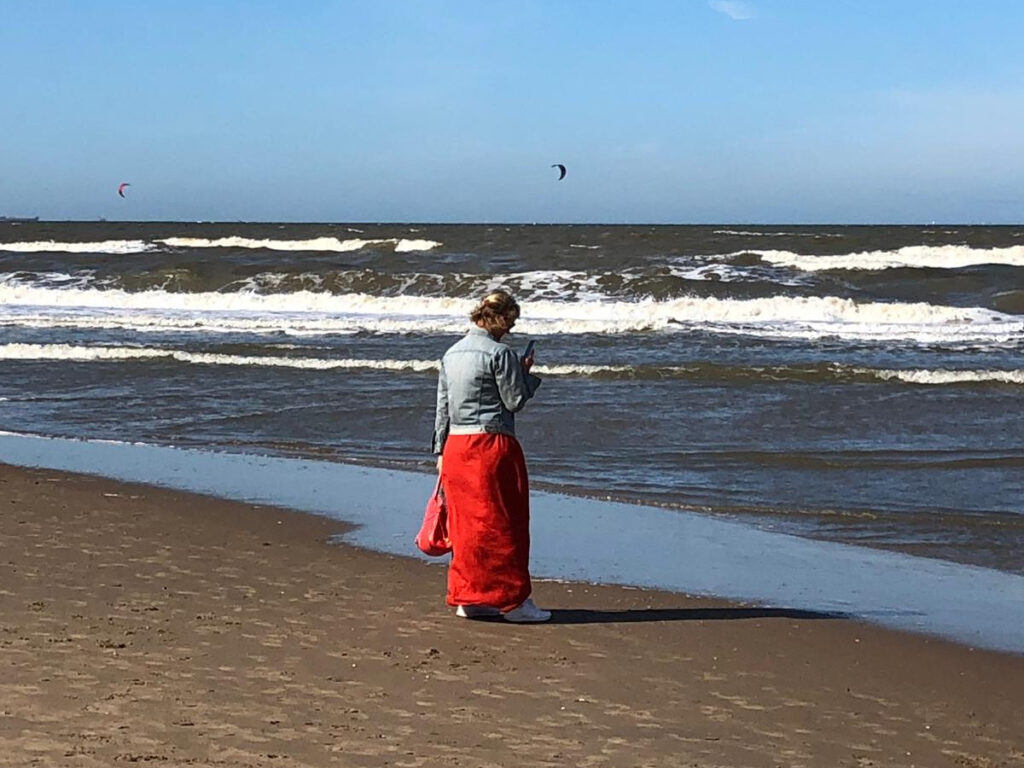 Frau steht am weiten Meer